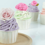 Cupcake Colorido, com cobertura em formato de rosa, curso online de cupcake com Rebeca Porto e a história do cupcake