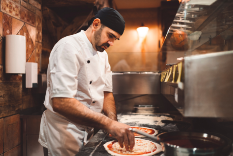 Pizzaiolo preparando uma pizza